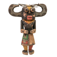 Figura Kachina, Hopi, Arizona - EUA, Séc. XX, madeira, pigmentos, penas, 24x32x9cm – Ref CCT23-076 [INDISPONÍVEL / UNAVAILABLE]