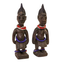 Par de Figuras Gemelares Ere Ibeji, Yoruba, Nigéria, Séc. XX, madeira, contas, pigmentos, 8x27x9cm 9x27x9cm – Ref CCT23-081
