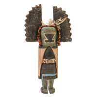 Figura Kachina Angwusnasomtaka (Crow Mother), Hopi, Arizona - EUA, Séc. XX, madeira, pigmentos, penas, 24x45x8cm – Ref CCT23-103