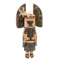 Figura Kachina Angwusnasomtaka (Crow Mother), Hopi, Arizona - EUA, Séc. XX, madeira, pigmentos, penas, 19x38x8cm – Ref CCT23-104 [COLECÇÃO CRUZES CANHOTO]