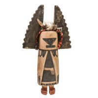 Figura Kachina Angwusnasomtaka (Crow Mother), Hopi, Arizona - EUA, Séc. XX, madeira, pigmentos, penas, 24x42x8cm – Ref CCT23-105
