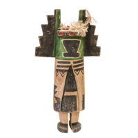 Figura Kachina Angwusnasomtaka (Crow Mother), Hopi, Arizona - EUA, Séc. XX, madeira, pigmentos, penas, 21x38x7cm – Ref CCT23-106 [INDISPONÍVEL / UNAVAILABLE]