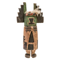 Figura Kachina (Crow Mother), Hopi, Arizona - EUA, Séc. XX, madeira, pigmentos, 18x36x9cm – Ref CCT23-071 [INDISPONÍVEL / UNAVAILABLE]