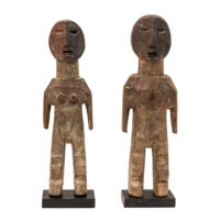 Par de figuras Aklama, Adan (Adangbe), Togo/Gana, Séc. XX, madeira, pigmentos, 6x21x3cm + 6x24x3cm – Ref CCAK22-003 + CCAK22-014