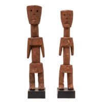 Par de figuras Aklama, Adan (Adangbe), Togo/Gana, Séc. XX, madeira, pigmentos, 5x21x4cm + 6x20x4cm – Ref CCAK20-028 + CCAK20-029