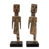 Par de figuras Aklama antropomórficas, Adan (Adangbe), Togo/Gana, Séc. XX, madeira, pigmentos, 6x22x3cm + 5x22x4cm – Ref CCAK20-051 + CCAK20-012