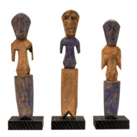 Conjunto de figuras Aklama antropomórficas, Adan (Adangbe), Togo/Gana, Séc. XX, madeira, pigmentos, 4x22x3cm + 4x22x2cm + 4x20x2cm – Ref CCAK20-017 + CCAK20-018 + CCAK20-019