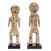 Par de figuras Aklama antropomórficas, Adan (Adangbe), Togo/Gana, Séc. XX, madeira, pigmentos, 6x20x5cm + 6x22x6cm – Ref CCAK23-015 + CCAK23-014