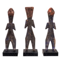 Conjunto 3 de figuras Aklama antropomórficas, Adan (Adangbe), Togo/Gana, Séc. XX, madeira, pigmentos, 6x20x2cm + 5x21x2cm + 6x20x2cm – Ref CCAK20-054 + CCAK20-068 + CCAK20-055
