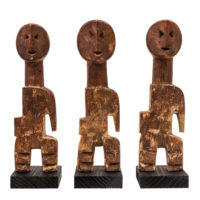 Conjunto 3 de figuras Aklama antropomórficas, Adan (Adangbe), Togo/Gana, Séc. XX, madeira, pigmentos, 7x22x3cm + 7x22x3cm + 7x22x3cm – Ref CCAK21-002K [COLECÇÃO CRUZES CANHOTO]