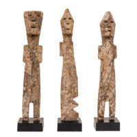 Conjunto de 3 figuras Aklama antropomórficas, Adan (Adangbe), Togo/Gana, Séc. XX, madeira, pigmentos, 4x20x2cm + 4x21x2cm + 4x20x2cm – Ref CCAK23-022 + CCAK23-020 + CCAK23-021