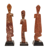 Conjunto de 3 figuras Aklama antropomórficas, Adan (Adangbe), Togo/Gana, Séc. XX, madeira, pigmentos, 4x19x2cm + 3x17x3cm + 4x19x2cm – Ref CCAK23-029 + CCAK23-010 + CCAK23-028