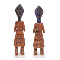 Par de figuras Aklama, Adan (Adangbe), Togo/Gana, Séc. XX, madeira, pigmentos, 6x22x3cm + 6x23x3cm – Ref CCAK23-001 + CCAK23-002