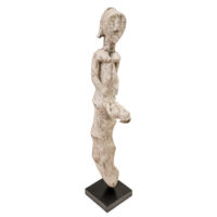 Figura Aklama, Adan (Adangbe), Togo/Gana, Séc. XX, madeira, fibras naturais, caulino, 16x103x33cm – Ref CCAK22-044