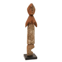 Figura Aklama antropomórfica, Adan (Adangbe), Togo/Gana, Séc. XX, madeira, pigmentos, 8x32x6cm – Ref CCAK23-024