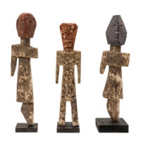 Conjunto de figuras Aklama antropomórficas, Adan (Adangbe), Togo/Gana, Séc. XX, madeira, pigmentos, 7x26x3cm + 6x24x3cm + 7x25x4cm – Ref CCAK22-017 + CCAK22-014 + CCAK22-023