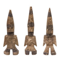 Conjunto de figuras Aklama antropomórficas, Adan (Adangbe), Togo/Gana, Séc. XX, madeira, pigmentos, 7x20x4cm + 7x22x3cm + 7x22x4 – Ref CCAK20-081 + CCAK21-008 + CCAK20-073