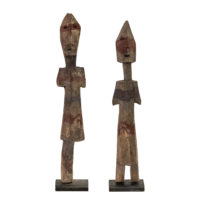 Par de figuras Aklama, Adan (Adangbe), Togo/Gana, Séc. XX, madeira, pigmentos, 3x20x2cm + 3x18x2cm – Ref CCAK19-121 + CCAK19-113