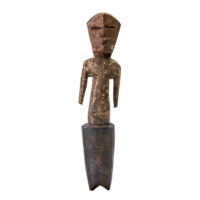 Figura Aklama, Adan (Adangbe), Togo/Gana, Séc. XX, madeira, pigmentos, 5x21x3cm – REF CCAK20-060 [COLECÇÃO CRUZES CANHOTO]