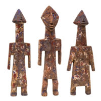 Conjunto de figuras Aklama antropomórficas, Adan (Adangbe), Togo/Gana, Séc. XX, madeira, pigmentos, ±24x26x4cm – Ref CCAK22-036K