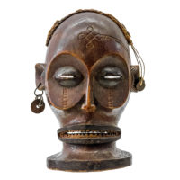 Chokwe, "Máscara", R.D. Congo ou Angola, século XX, madeira, corda, medalhas de metal, 15x21x10cm