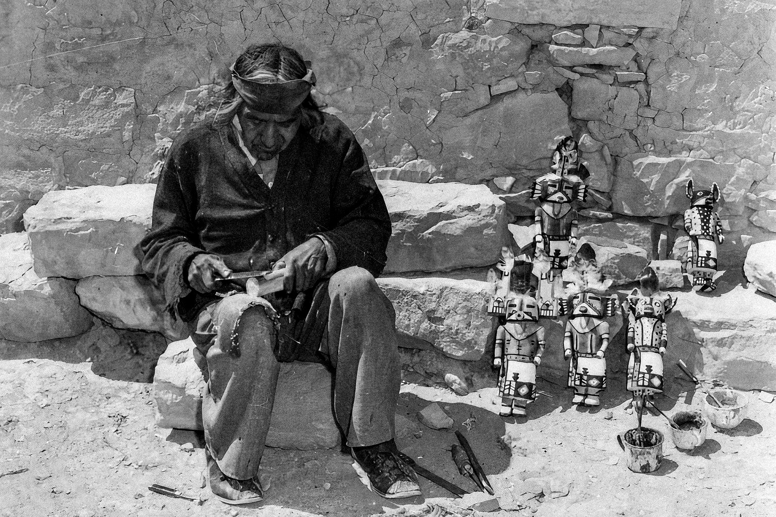 Chefe Hopi Wilson Tewaquaptewa a construir bonecas Kachina, Oraibi, Arizona, © Joseph Howard