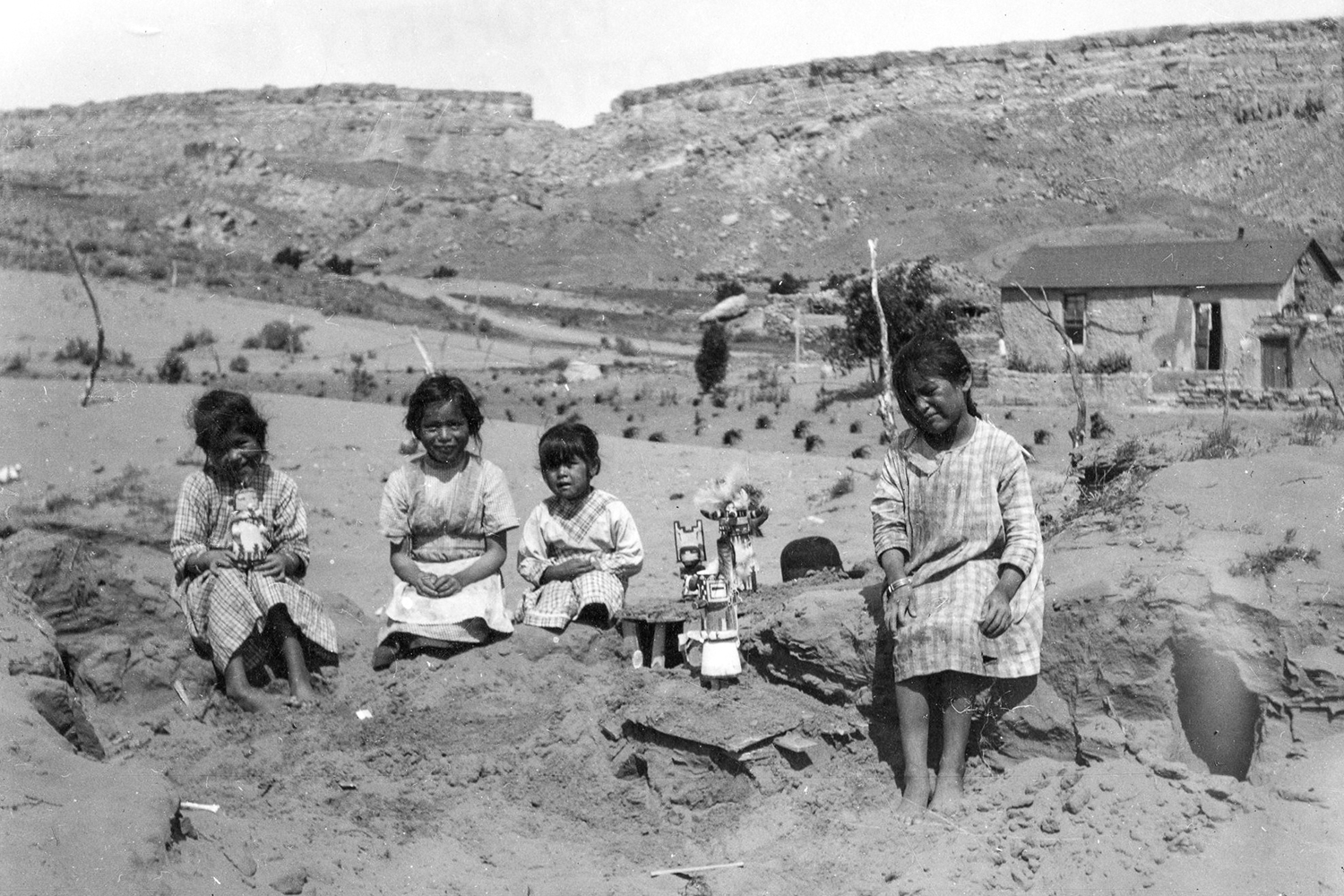 Raparigas do povo Hopi a brincar com bonecas Kachina, Arizona, 1912-1925, © Anna & Emry Kopta