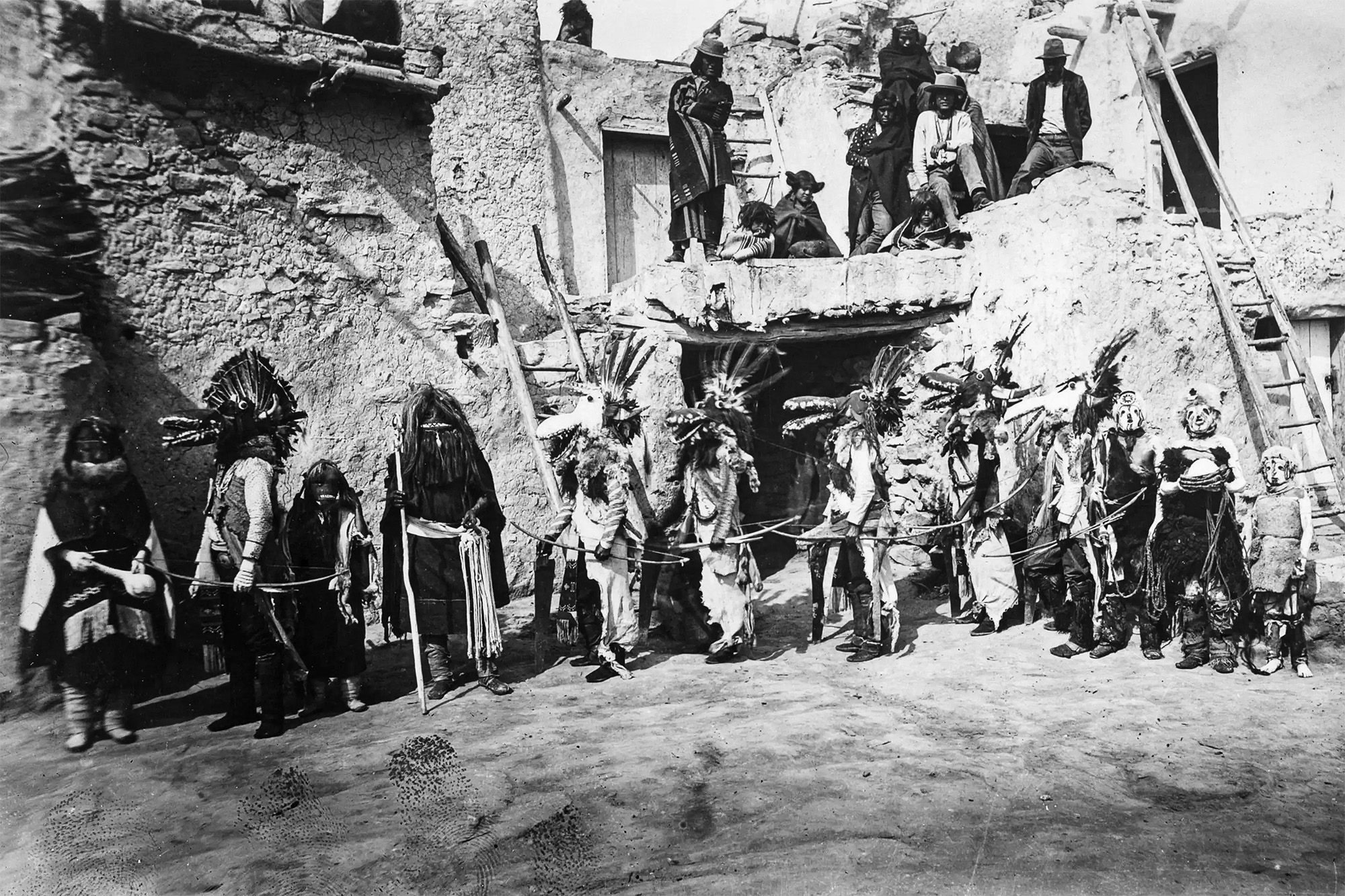 Membros do povo Hopi, mascarados durante a cerimónia Soyoko, Pueblo Walpi, Arizona, © James Mooney