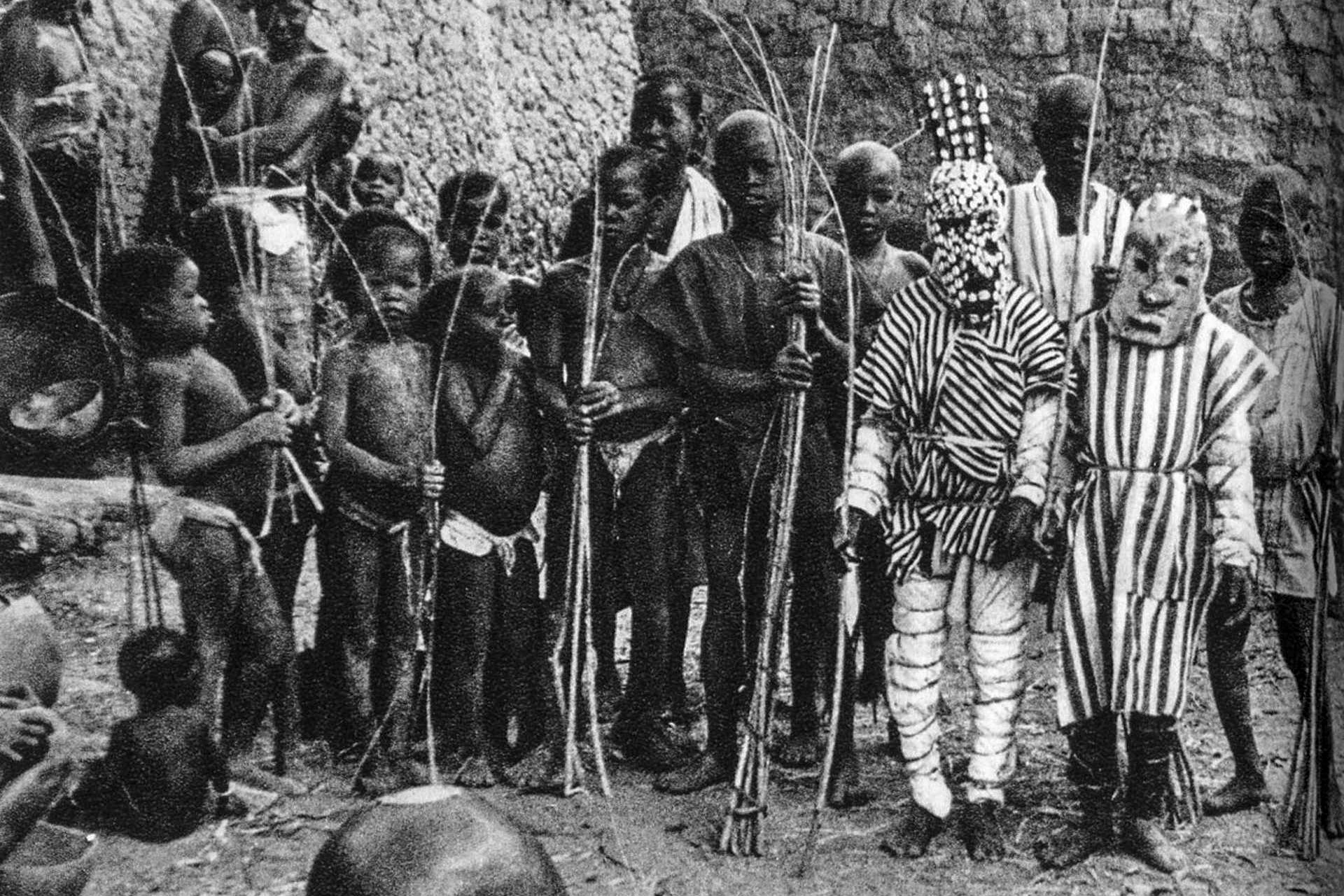 Boys of the “N’tomo” and their training masks, circa 1900. Mali, between Ségou and Bamako. © Dominique Zahan / © D.R