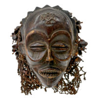 Chokwe, "Máscara Mwana Pwo", Angola ou R.D. Congo, século XX, madeira, sisal, conchas, 21x26x20cm
