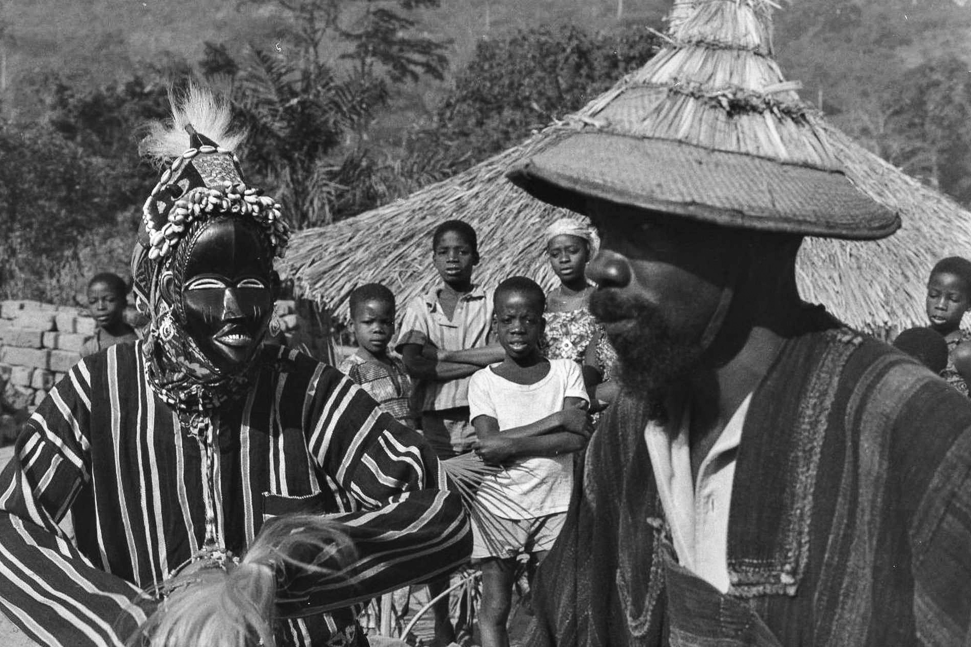 Dan1-A tanka mask dances with its owner. Côte d’Ivoire, village of Bagamaplö. © Eberhard Fischer