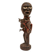 Figura Nkisi Nkondi, Kongo, R.D. Congo, Séc. XX, madeira, pregos, têxteis, 11x33x10cm – Ref CC16-822 [INDISPONÍVEL / UNAVAILABLE]