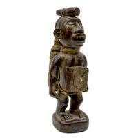 "Figura Relicário Nkisi Nkondi", Kongo, R.D. Congo, século XX, madeira, corda, vidro, 8x20x9cm