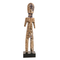 Figura antropomórfica Aklama, Adan (Adangbe), Togo/Gana, Séc. XX, madeira, pigmentos, 5x20x3cm – Ref CCAK23-004