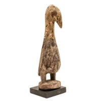 Figura zoomórfica Aklama (ave), Adan (Adangbe), Togo/Gana, Séc. XX, madeira, pigmentos, 7x25x7cm – Ref CCAK23-032