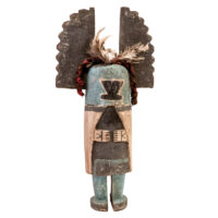Figura Kachina Angwusnasomtaka (Crow Mother), Hopi, Arizona - EUA, meados Séc. XX, madeira, pigmentos, penas, 21x41x8cm – Ref CCT23-166