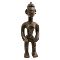 Figura Komtin, Montol, Nigéria, Séc. XX, madeira, 13x40x11cm – Ref CCT24-004