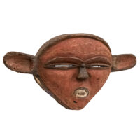 Máscara Panya Ngombe (antropozoomórfica), Pende, R.D. Congo, Séc. XX, madeira, pigmentos, 45x24x12cm – Ref CCT24-008