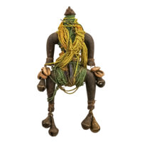 Figura de Fertilidade feminina, Namji, Camarões, Séc. XX, madeira, contas, guizos de metal, 14x28x6cm – Ref CCT24-018