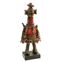 Figura Antropomórfica, Mumuye, Nigéria, Séc. XX, madeira, contas, pele animal, ossos, chifre, conchas, 20x47x15cm – Ref CCT24-021