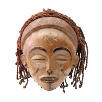 Chokwe, "Máscara Manu Pwo", Angola, século XX, madeira, corda, tecido, 20x21x22cm