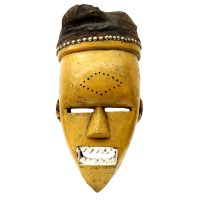 Máscara Mukinka, Salampasu, Angola / R.D. Congo, Séc. XX, madeira pintada, têxteis, tachas, 21x43x18cm – Ref CC19-368 [INDISPONÍVEL / UNAVAILABLE]