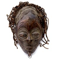 "Máscara Ritual Mwana Pwo", Chokwe, Angola, século XX, madeira, têxteis naturais, 25x37x10cm - Ref CC16-401