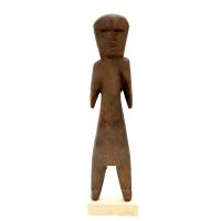 "Estatueta Aklama #59", Adangbé ou Ewe, Gana, século XX, madeira, pigmento vermelho, 5x20x3cm [INDISPONÍVEL / UNAVAILABLE]