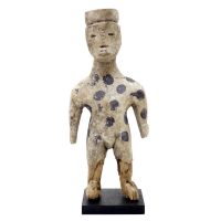 "Figura Masculina Fetiche", Adangbé, Gana, século XX, madeira, pigmentos branco e azul, 10x24x5cm