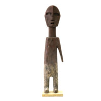 Figura Aklama, Adangbe, Gana, Séc. XX, madeira, pigmentos, 5x25x2cm – REF CCAK20-011 [INDISPONÍVEL / UNAVAILABLE]