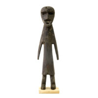 Figura Aklama, Adangbe, Gana, Séc. XX, madeira, pigmentos, 5x20x3cm – REF CCAK20-031