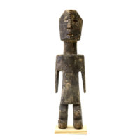Figura Aklama, Adangbe, Gana, Séc. XX, madeira, pigmentos, 6x23x3cm – REF CCAK20-033