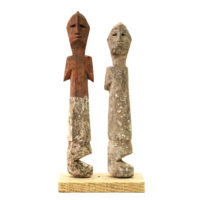 Figura Aklama (par), Adangbe, Gana, Séc. XX, madeira, pigmentos, 4x22x2cm+4x20x2cm – REF CCAK20-037