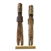 Figura Aklama (par), Adangbe, Gana, Séc. XX, madeira, pigmentos, 3x20x3cm+3x19x3cm – REF CCAK20-039